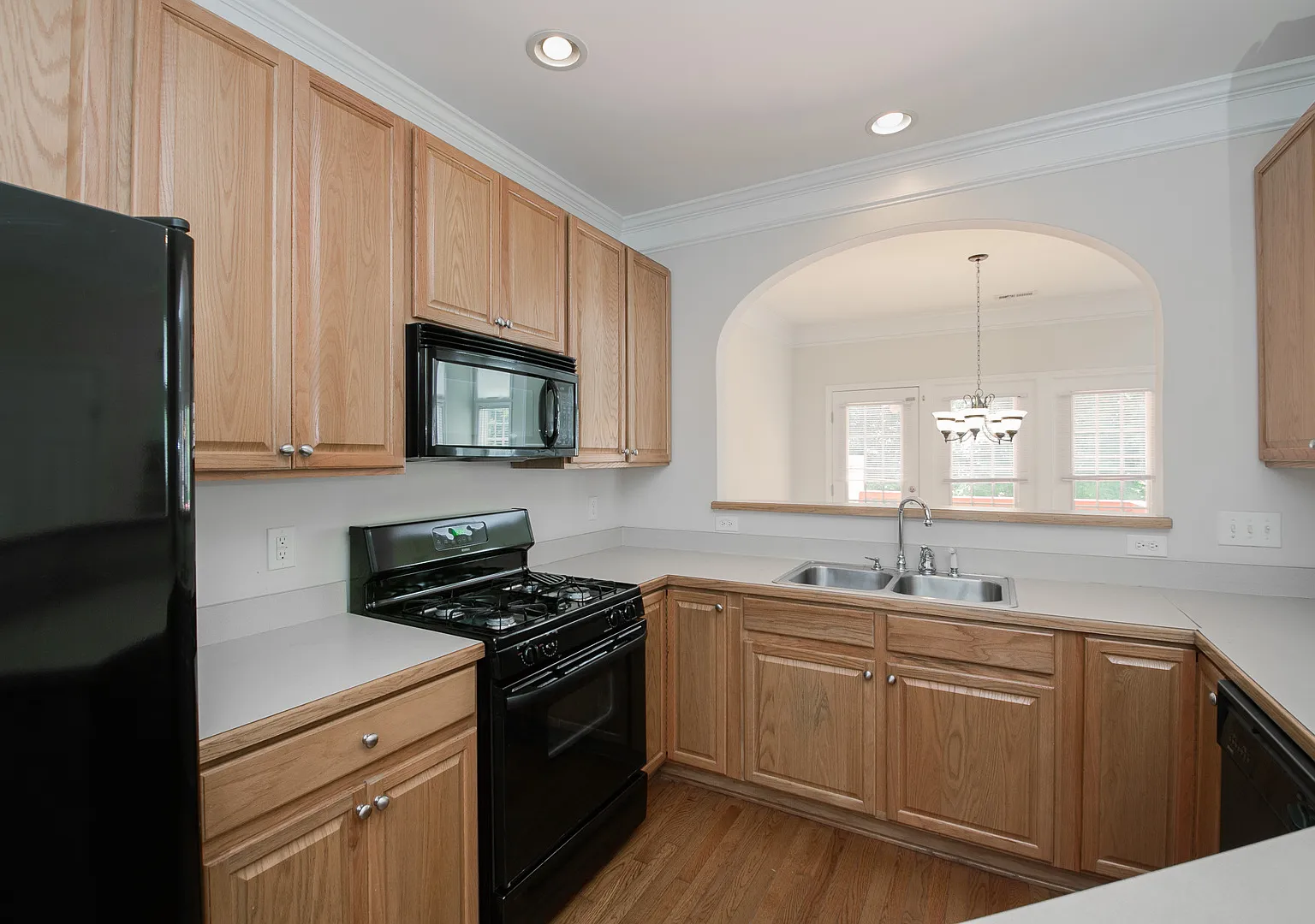 Spacious 3BR, 2.5BA End-Unit Townhome! — Photo 3