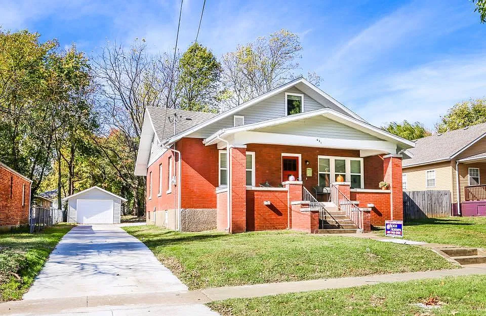 Spacious 4 Bed / 2 Bath Home with Loft & Huge Backyard 2 Blocks from MSU! — Photo 1