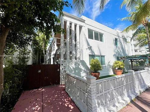 220 Collins Ave #4A Photo 1