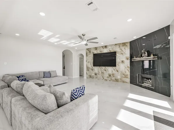 2315 Bending Spring Dr, Pearland, TX 77584