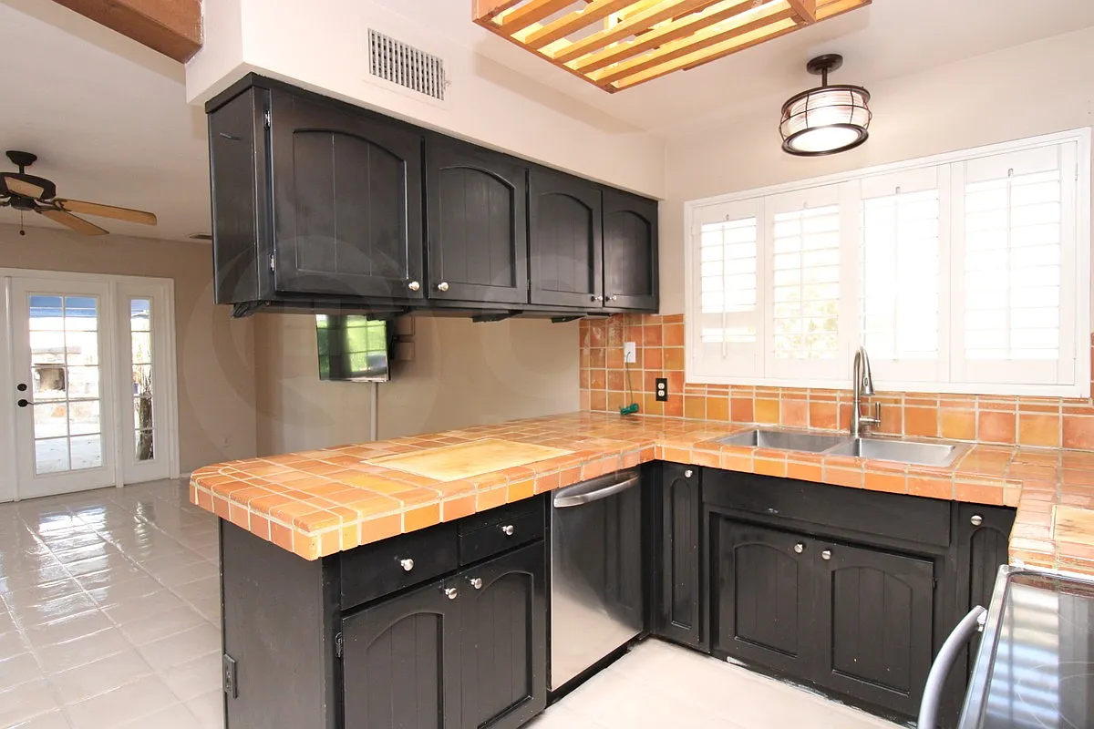 3 bed, 2.0 bath, 1720 sqft, $2,999 — Photo 4
