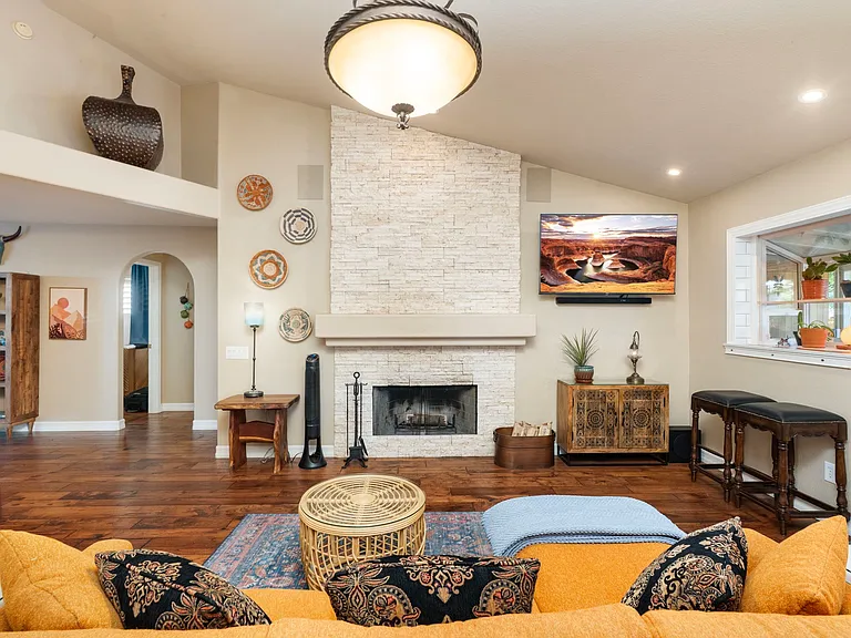 372 W Amoroso Dr — Photo 123