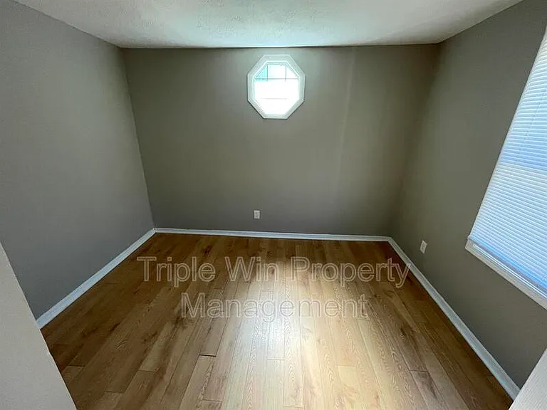 4831 Oldenburg Ave — Photo 12