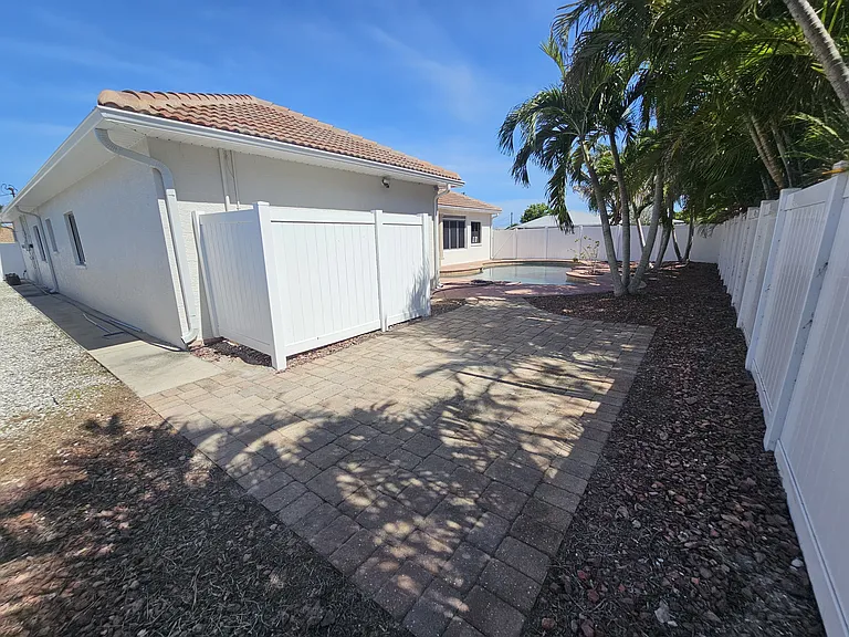 244 SE 20th Ct — Photo 17