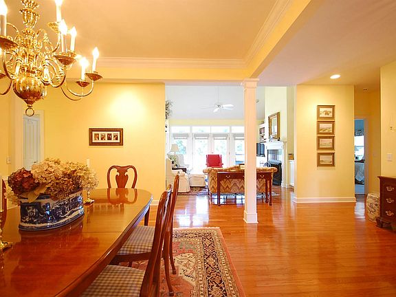 SUNNY AND BRIGHT INTERIOR