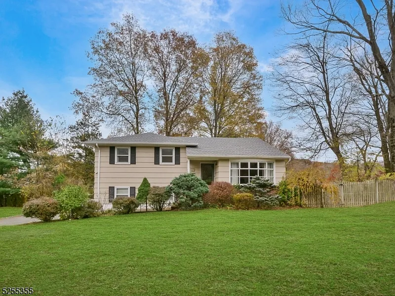 3 bed, 1.5 bath, $3,600 — Photo 2