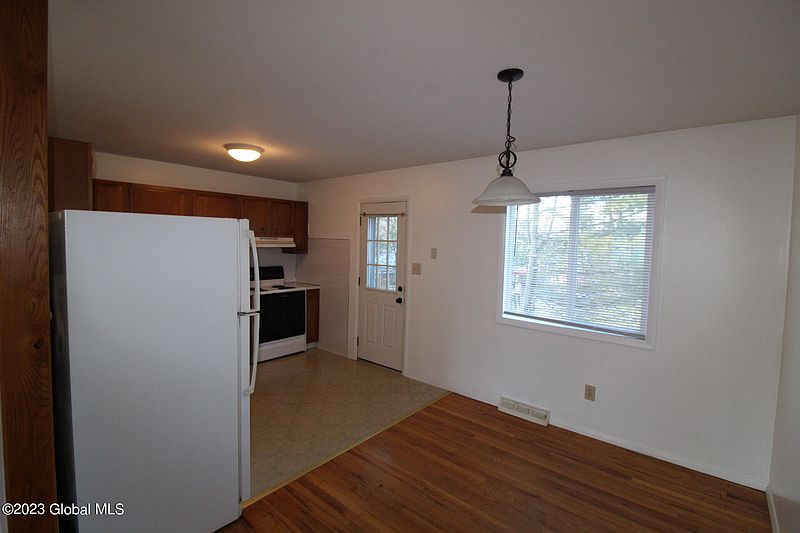 4th image of 5 Parkland Avenue