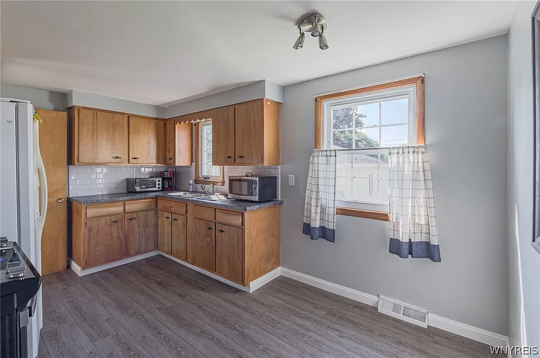 4 bed, 1.5 bath, 1302 sqft, $2,200 — Photo 4