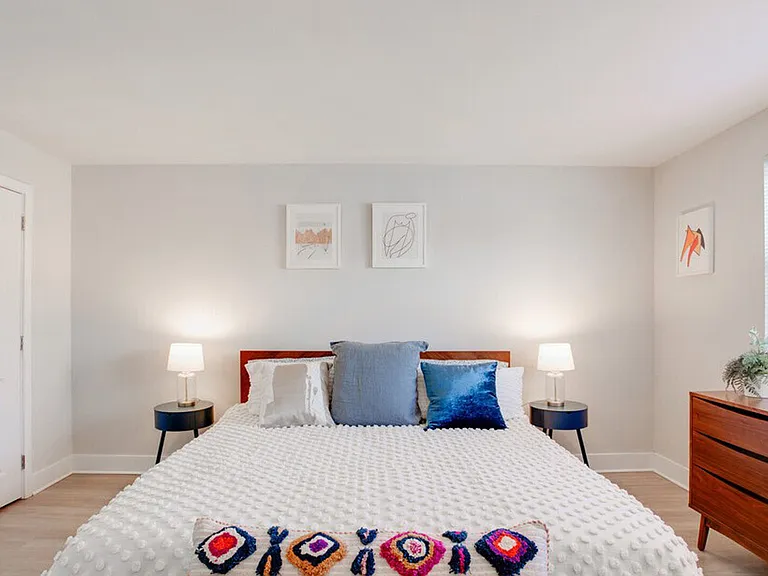 550 S Dupont Pkwy — Photo 27