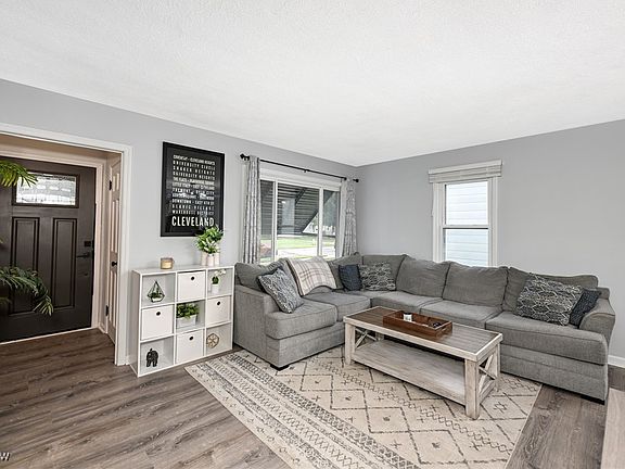 3rd image of 908 Dawnwood Dr