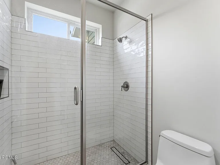 415 E Earl St — Photo 52