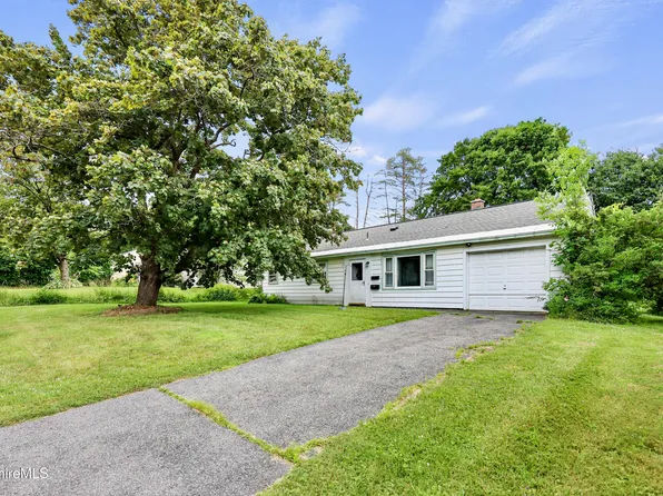 72 Meadowview Dr, Pittsfield, MA 01201