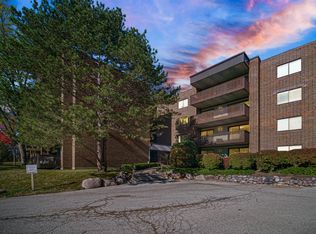690 Chandler Rd APT 302, Gurnee, IL 60031