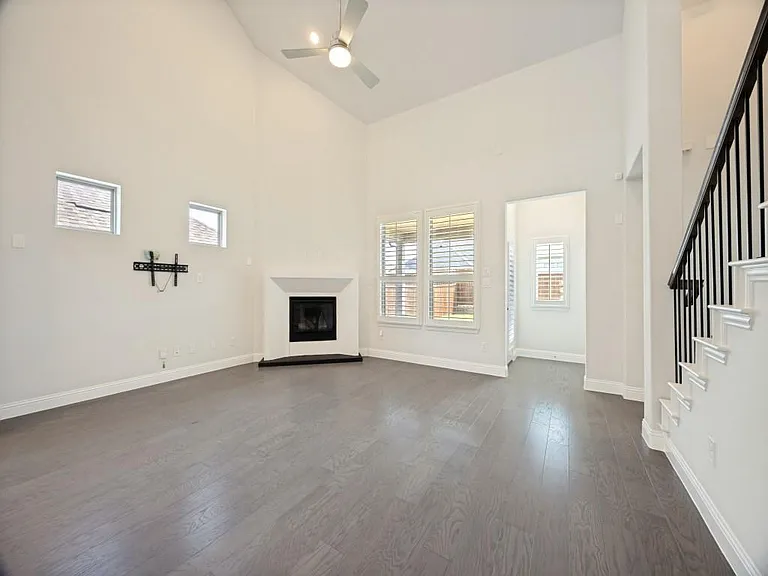 808 Mathew Dr — Photo 2