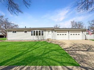 410 25th Ave NW, Minot, ND 58703