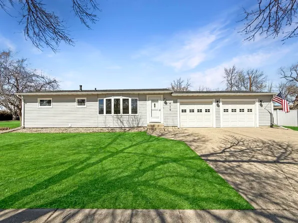 410 25th Ave NW, Minot, ND 58703