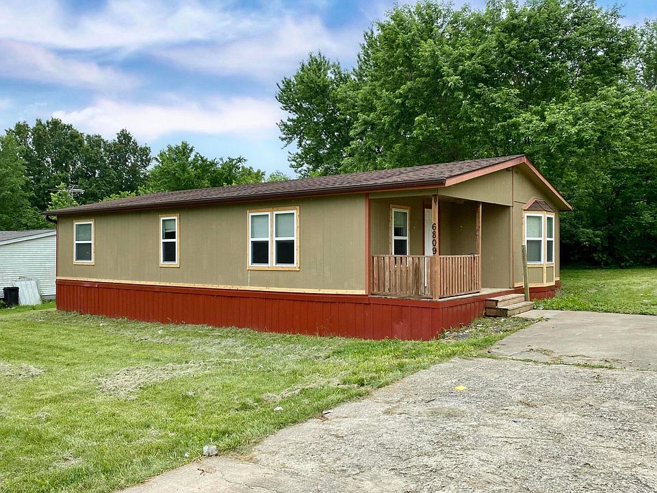2nd image of 6809 N Maxine St