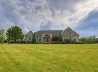 8721 Hearthstone Dr, East Amherst, NY 14051