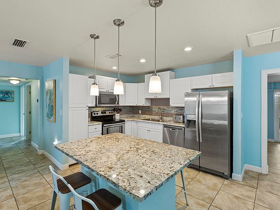 4th image of 1008 Estremadura Dr