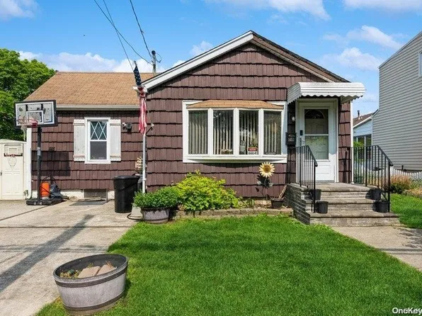 1453 Midian Street, Merrick, NY 11566