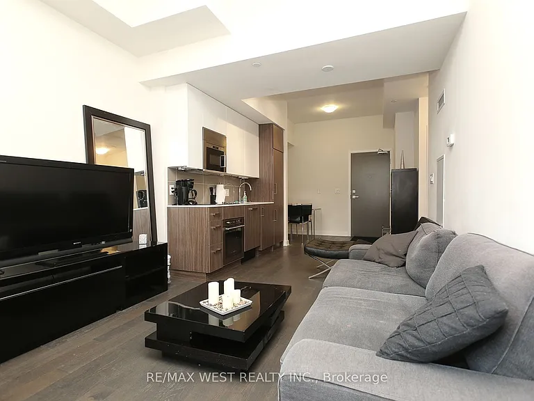 17 Dundonald St #309 — Photo 3