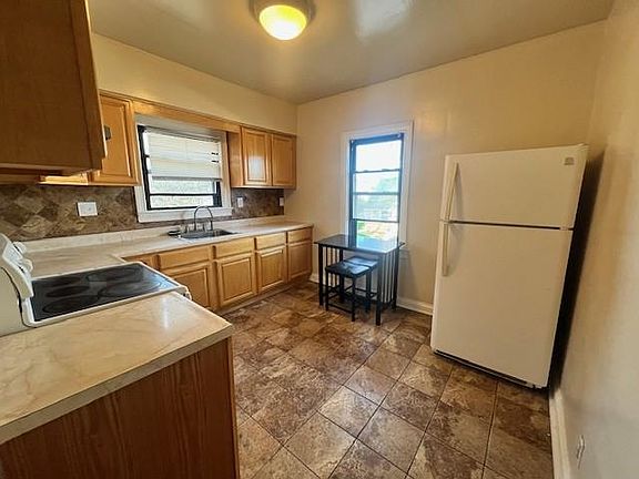 5th image of 1648 Shelbourne St Floor 2