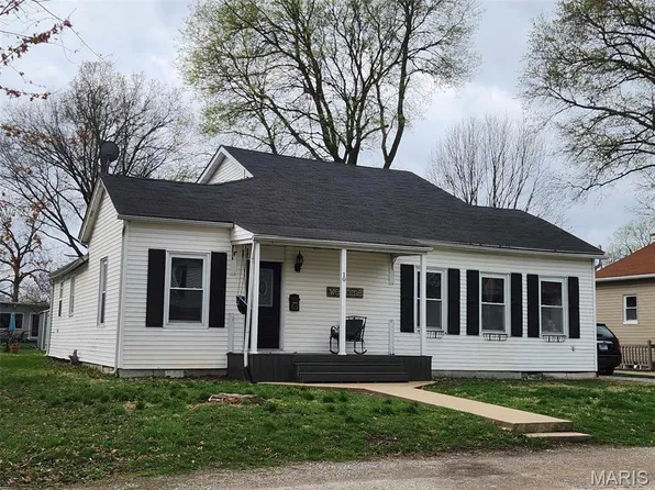 10 W 2nd St, Trenton, IL 62293