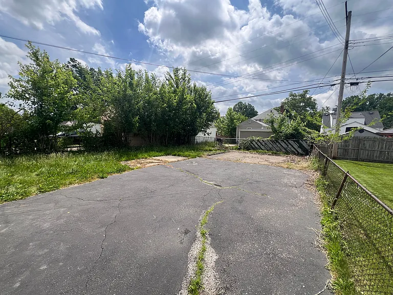 19800 Monterey Ave — Photo 12