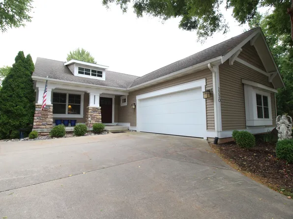 2220 W Greenstone Dr SE, Kentwood, MI 49546