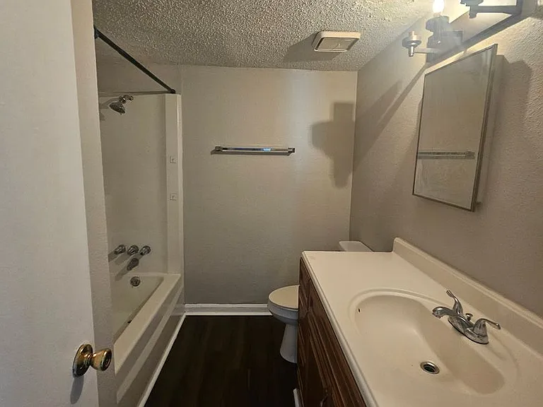 1402 Old Manor Rd — Photo 12