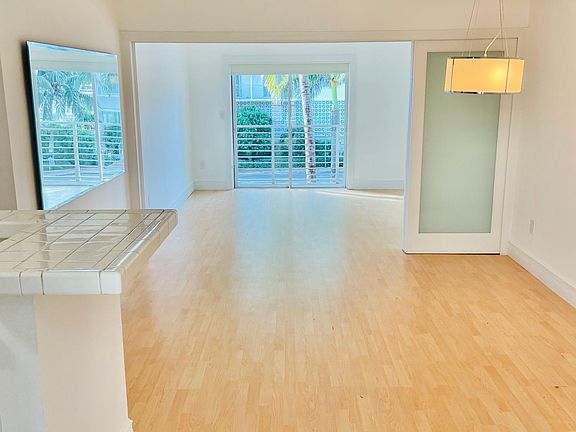 4th image of 1441 Lincoln Ct #304