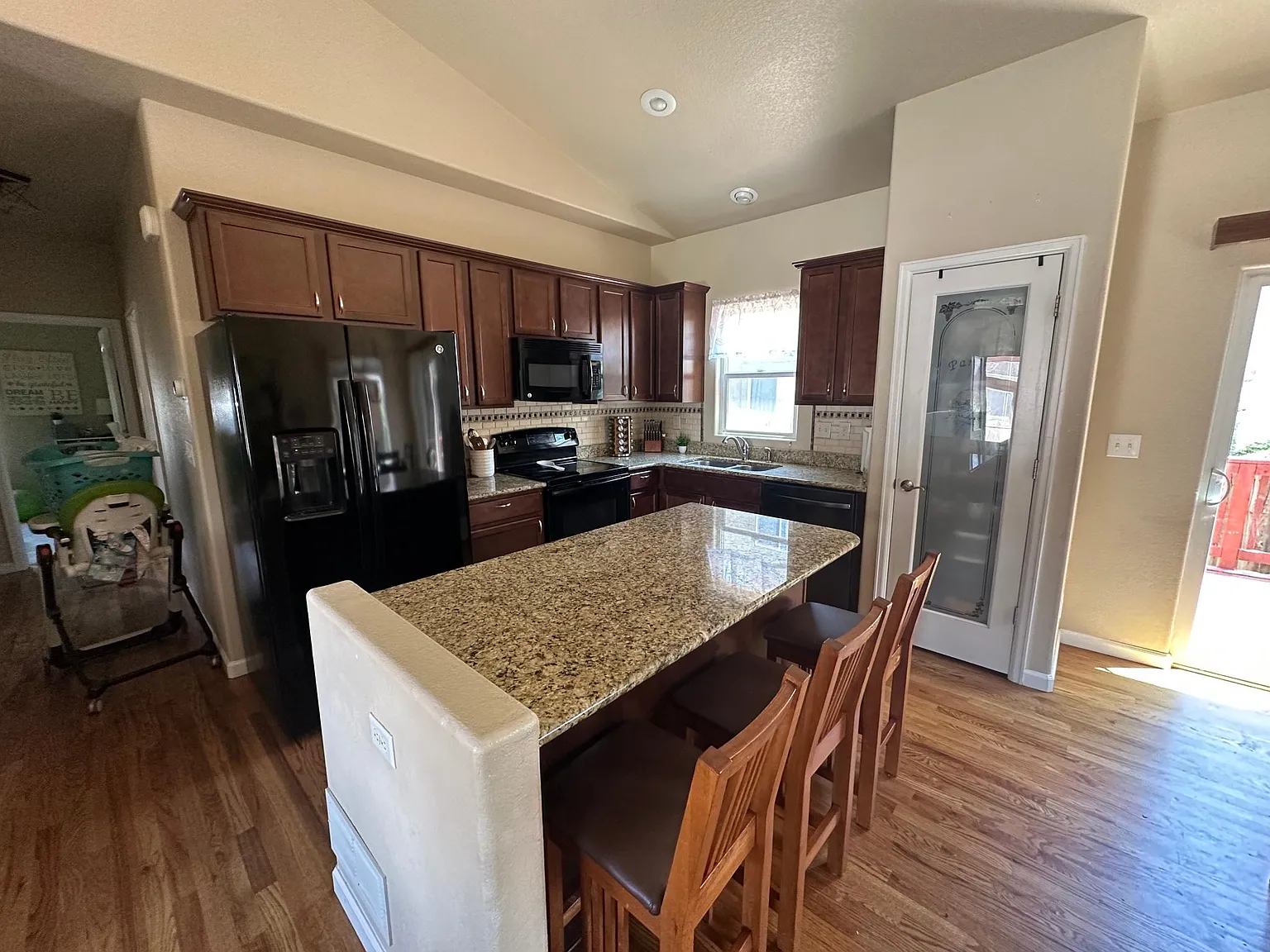 3 bed, 2076 sqft, $2,374 — Photo 2