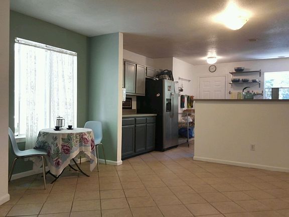 Dining or b'fast nook