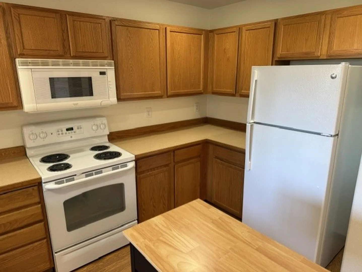 Cute rambler on corner lot with attached 2 car garage and fenced backyard — Photo 3