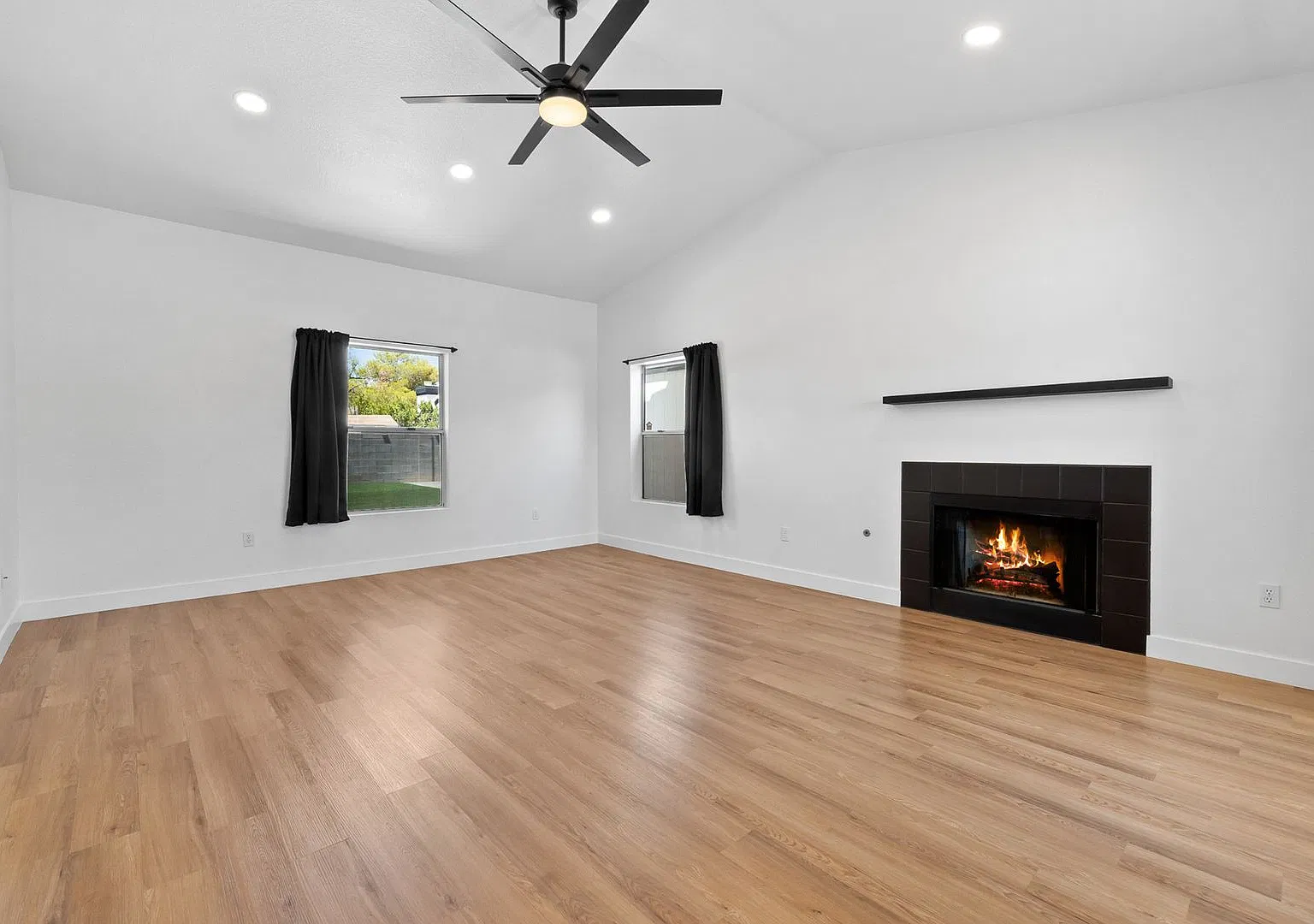 Stunning 3-bedroom Home with Huge Backyard in North Las Vegas — Photo 3
