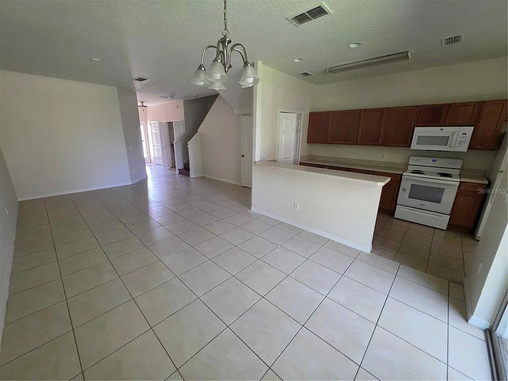 3 bed, 2.5 bath, 1384 sqft, $2,000 — Photo 2