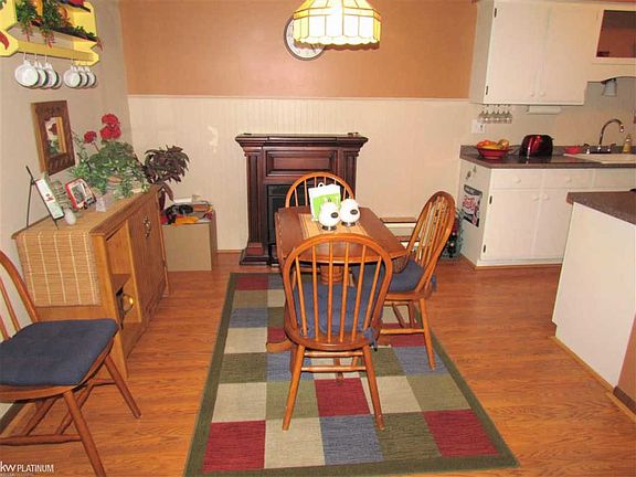 5th image of 32544 Harper Ave