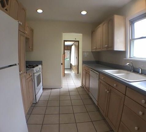 4th image of 1100 Orchard Heights Dr