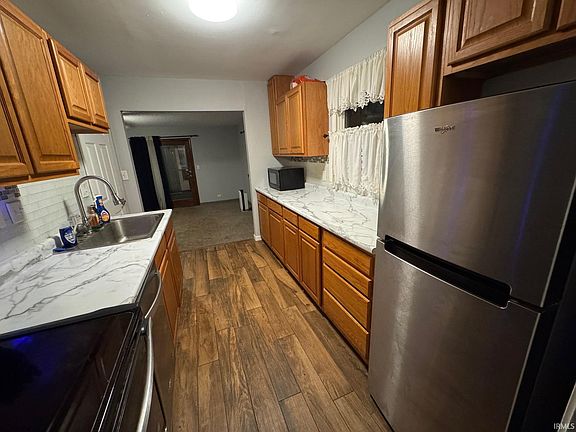 5th image of 605 W 9th St