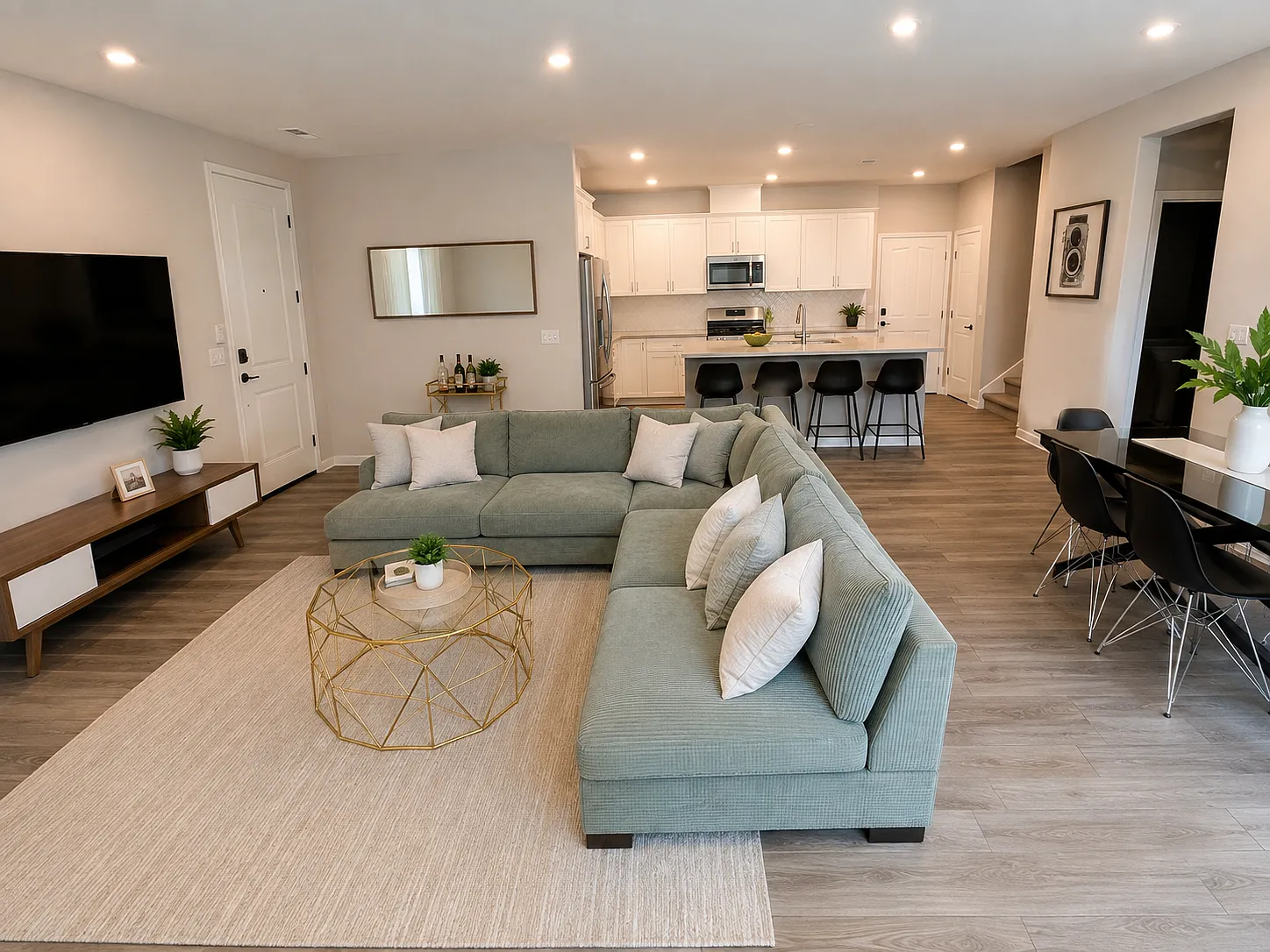4 bed, 2005 sqft, $5,100 — Photo 3
