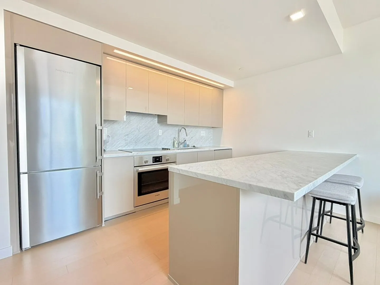 2 bedroom 2 bath Highrise — Photo 3