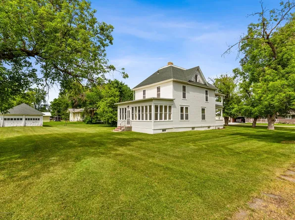 421 2nd St E, Hunter, ND 58048