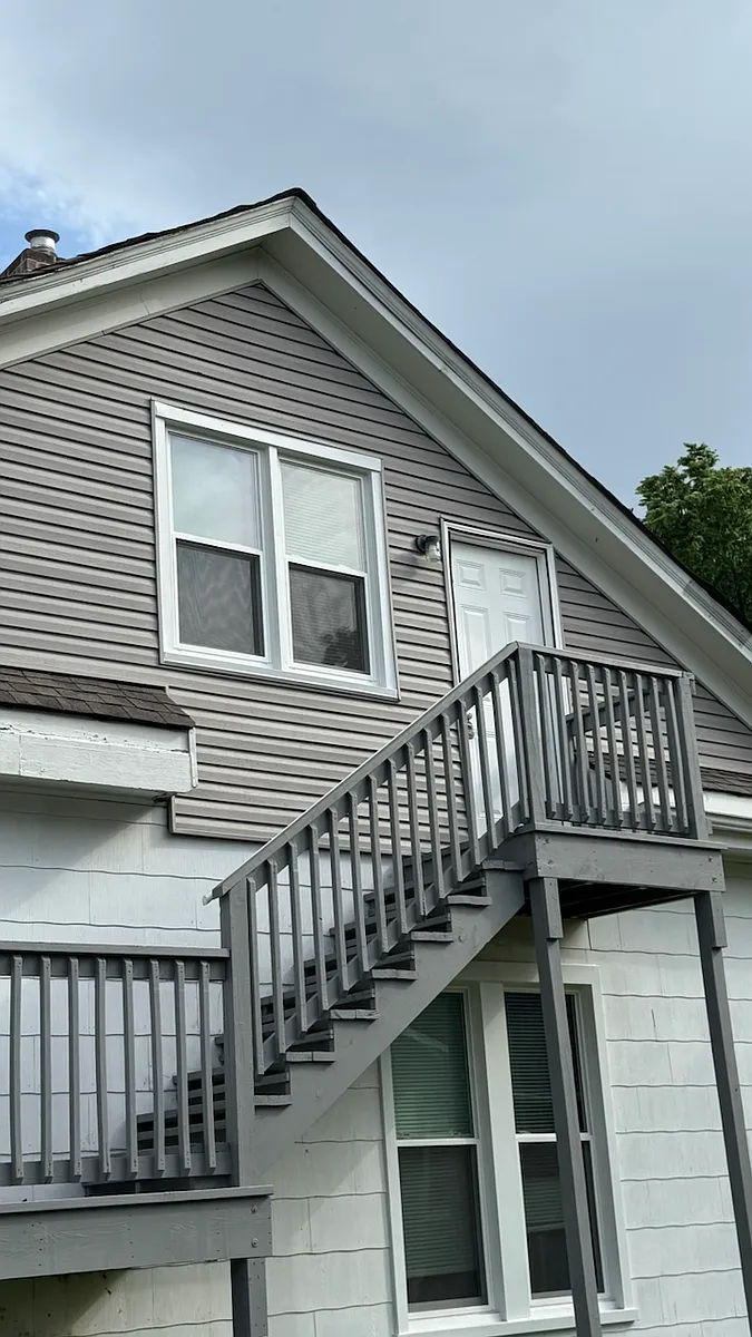 RENTING UPSTAIRS EFFICIENCY UNIT ONLY - 1517 Waverly St #A