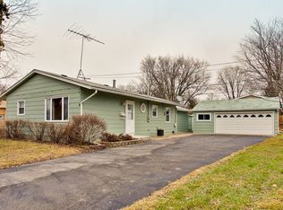 8 Austin Ave, Carpentersville, IL 60110