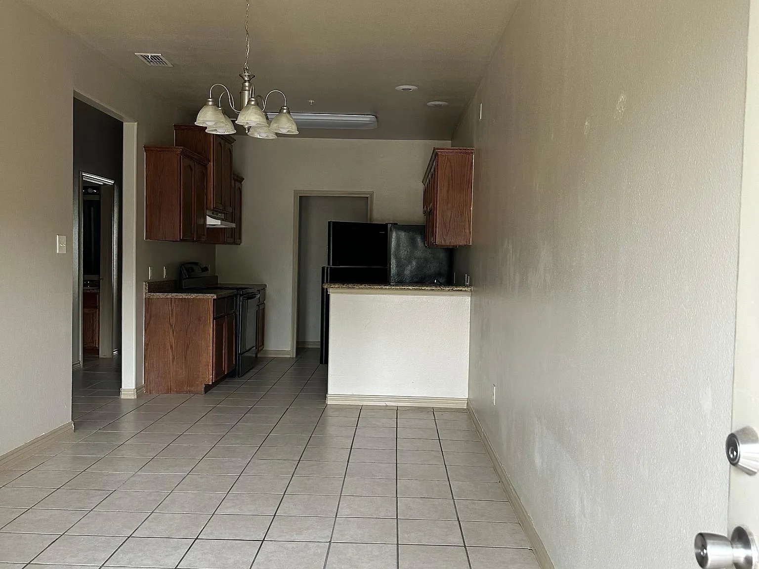 2201 E Travis St — Photo 3