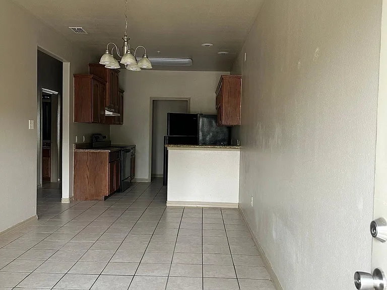 2201 E Travis St #108 — Photo 4