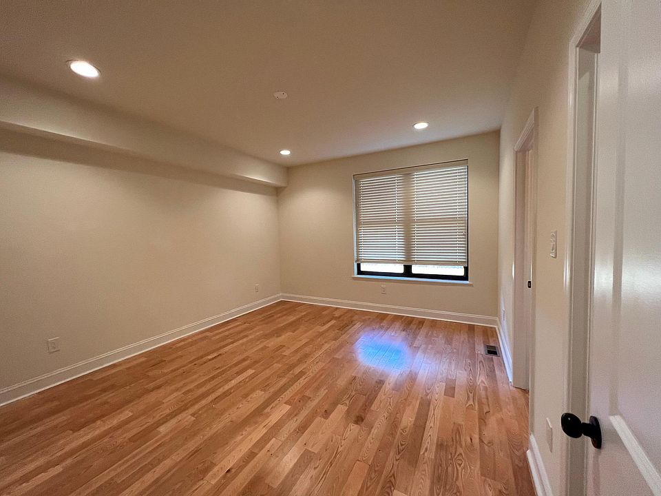 Bedroom1 w/ En Suite Full Bathroom