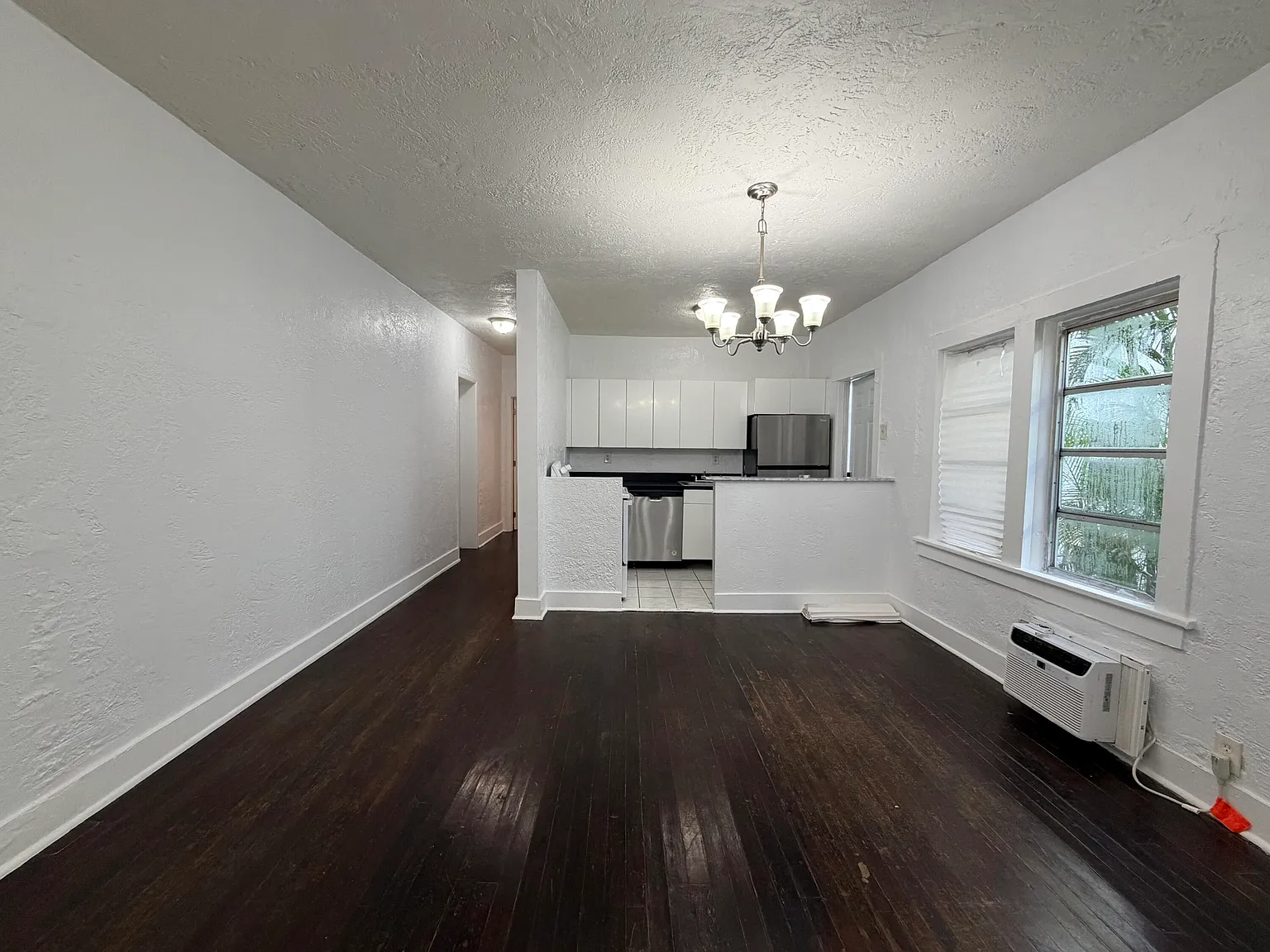 1849 Dewey St — Photo 3