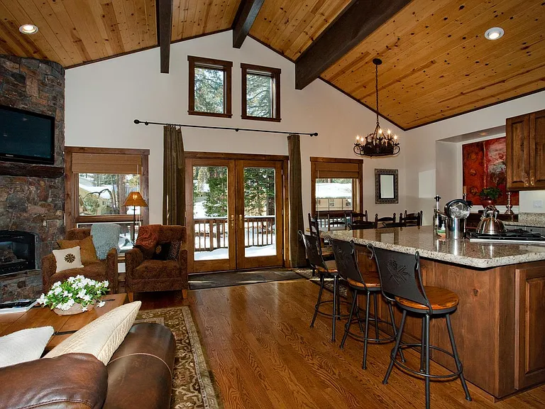 360 E Agatam Ave — Photo 2