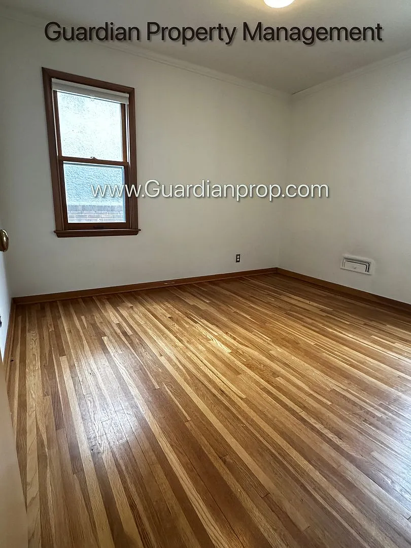 Northeast Minneapolis Single Family Home, 2 Car Garage, W/D, Fenced Back Yard — Photo 3